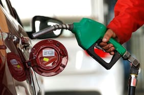 ¿Sube o baja la bencina? Revisa el precio del combustible para los próximos días