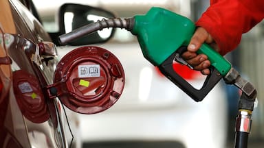 ¿Sube o baja la bencina? Revisa el precio del combustible para los próximos días