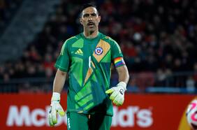 Fabricación propia: la especial cualidad de los nuevos guantes de Claudio Bravo