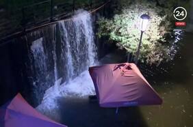 Rotura de matriz provoca inundación en Subcentro de Las Condes y afecta a varios locales comerciales: Aguas Andinas responderá por los daños