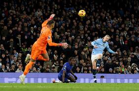 Haaland alivia el presente de Guardiola: Manchester City remonta ante Chelsea y vuelve a meterse en zona de Champions