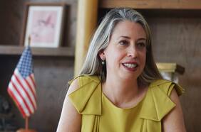 Entrevista a la embajadora Bernadette Meehan: “No le estamos pidiendo a Chile que elija entre Estados Unidos y China”