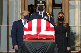 “Voten para echarlo”: Trump es abucheado durante ceremonia en honor a jueza Ruth Bader Ginsburg