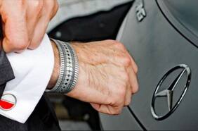 Joyas hechas de piezas de superautos, con trozos de Ferrari, Aston Martin, Lamborghini, etc...