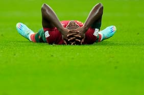 Un desconsolado Nuno Mendes sale lesionado en el duelo entre Portugal y Uruguay