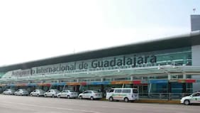 Cierran aeropuertos en Jalisco y Nayarit tras ola de violencia atribuida a muerte de “El Mencho”