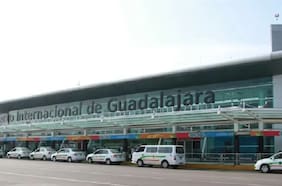 Cierran aeropuertos en Jalisco y Nayarit tras ola de violencia atribuida a muerte de “El Mencho”