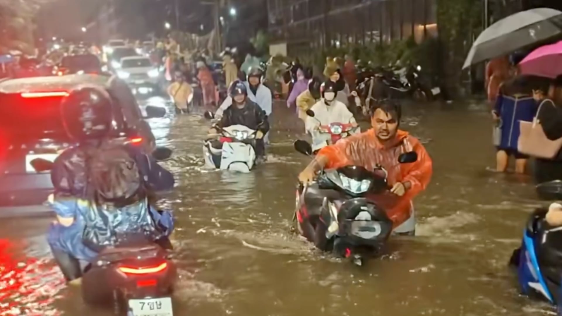 Bangkok declara estado de desastre en sus 50 distritos tras casi 48 horas de lluvias e inundaciones