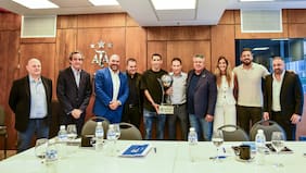 Crece la polémica: Estudiantes desmiente a la AFA por inédito título otorgado al Rosario Central de Holan y Di María