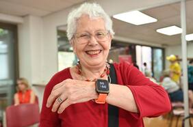 Municipalidad de Providencia inaugura “plan de smartwatches” adaptados para el adulto mayor