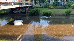Dos autos quedan completamente hundidos en un paso bajo nivel que se inundó por la lluvia en Ñuñoa