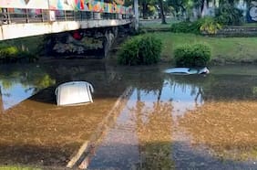 Dos autos quedan completamente hundidos en un paso bajo nivel que se inundó por la lluvia en Ñuñoa