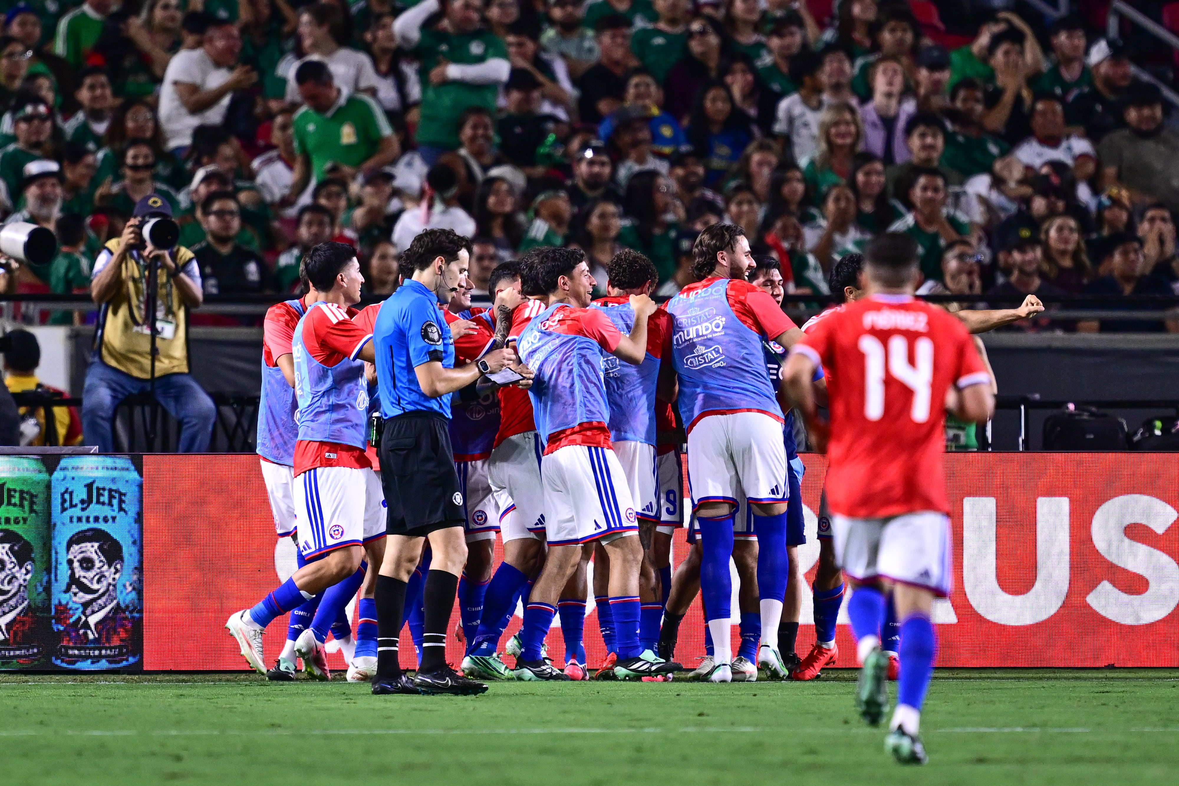 Una definición de túnel y otra ajustada: los goles de Maximiliano Gutiérrez y Vicente Pizarro para la Roja ante México