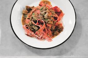 Fettuccini de betarragas con ragú de cerdo
