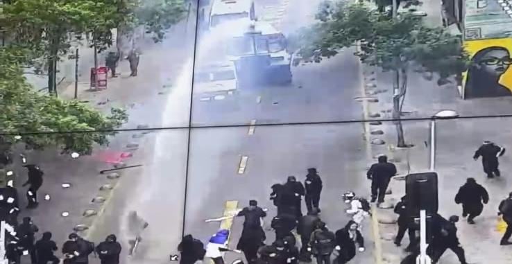 Carabineros reporta desórdenes en marcha por el Día del Encuentro de Dos Mundos