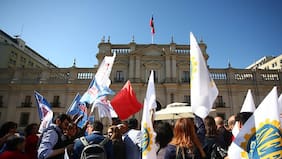 Mesa del sector público entrega petitorio al gobierno: pide alza salarial de 2% real, estabilidad laboral y 40 horas