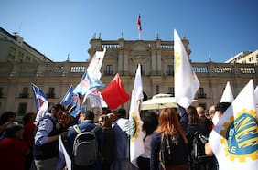 Mesa del sector público entrega petitorio al gobierno: pide alza salarial de 2% real, estabilidad laboral y 40 horas