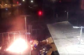 Lanzan bombas molotov tras desalojo de “toldos azules” en Barrio Meiggs: hay un detenido