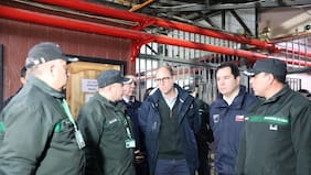 Ministro Arrau supervisa allanamiento en cárcel de Chillán: 40 armas blancas y ocho celulares incautados