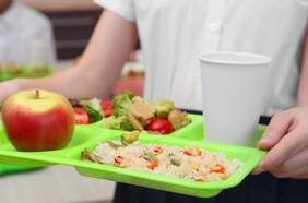 ¿Cuánto cuesta almorzar en la Región Metropolitana?: precios de menús para oficinas y cuáles son las comunas más caras