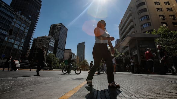 Tras fin de semana de calor extremo: pronostican descenso de temperaturas para este lunes en la zona centro-sur