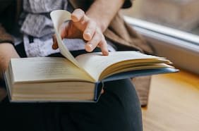 Personas mayores, niños lectores