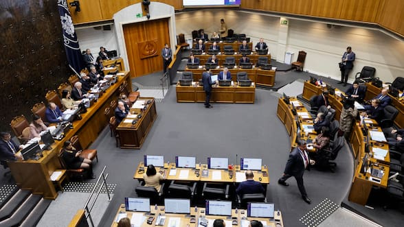 Oficialismo valora avance y oposición celebra rechazo al financiamiento: parlamentarios reaccionan a aprobación de Sala Cuna en el Senado