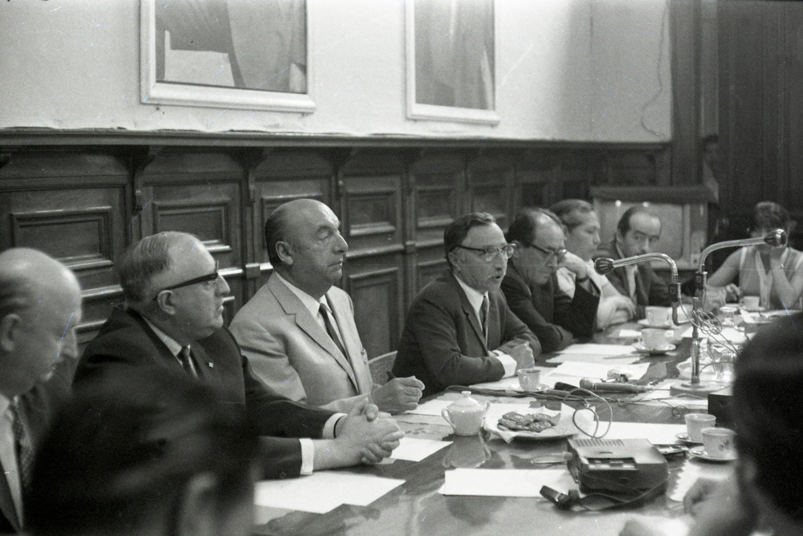 Pablo Neruda, junto a Luis Corvalán y Volodia Teitelboim. Archivo Histórico / Cedoc Copesa