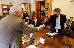 Diputado Naranjo le pone buen humor a la controversia por las flores y le regala una rosa al ministro Marcel