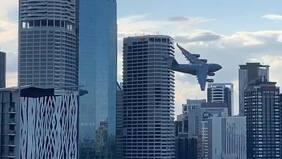 Un gigante a baja altura: registran un avión C‑17 Globemaster realizando peligrosa maniobra en plena ciudad