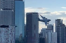 Un gigante a baja altura: registran un avión C‑17 Globemaster realizando peligrosa maniobra en plena ciudad