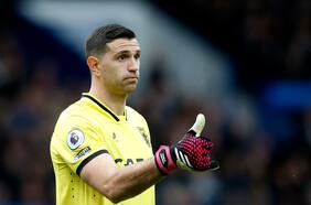 Esto es cine: el Aston Villa presenta su camiseta juntando a leyendas de Black Sabbath con el Dibu Martínez