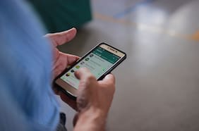 ¿Se dice “buen día” o “buenos días” en WhatsApp? La RAE lo aclara