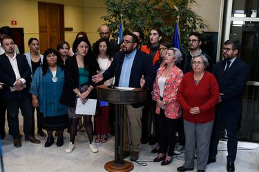 El ministro de educación, Nicolás Cataldo, acompañado de diputados oficialistas, realiza un punto de prensa en el Congreso.