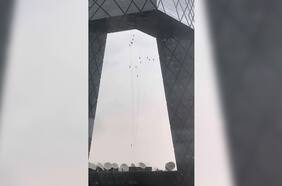 Trabajadores viven dramático momento al quedar colgando de un edificio a más de 200 metros de altura