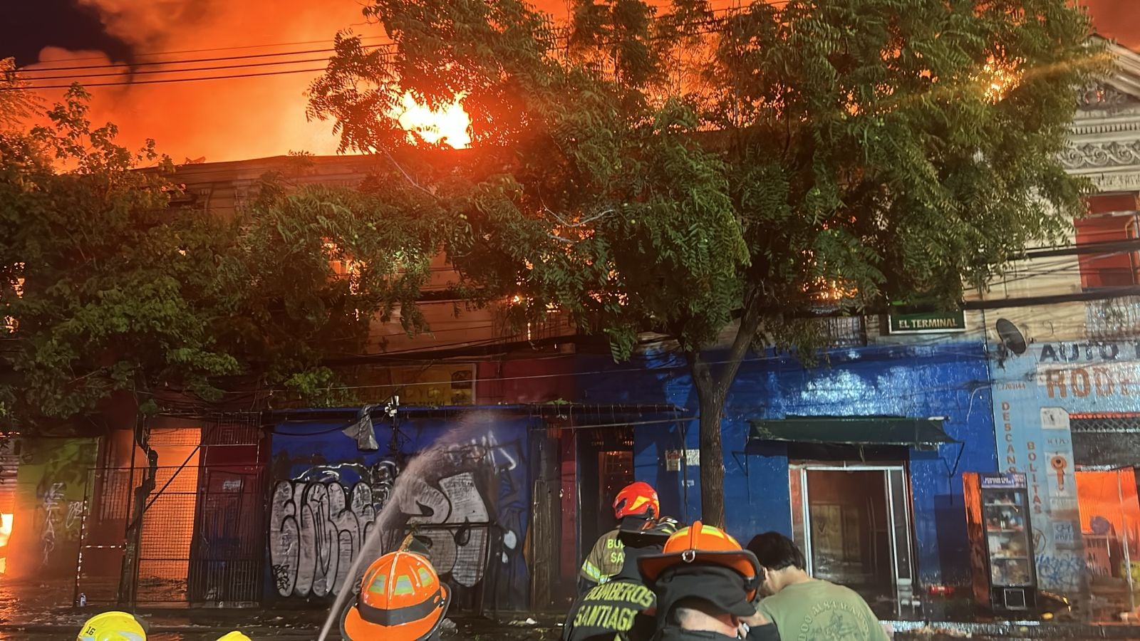Incendio devasta locales comerciales y viviendas en Estación Central