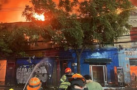 Incendio en Estación Central: fuego destruye locales comerciales colindantes al Persa Estación y deja una persona en riesgo vital