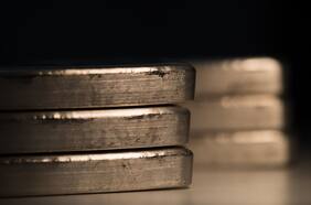 La plata se desploma luego de tocar máximo en ocho años producto de la acción de pequeños inversionistas