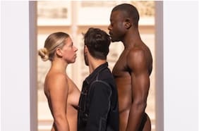 La destacada exposición en que hay que pasar entre dos cuerpos desnudos para entrar