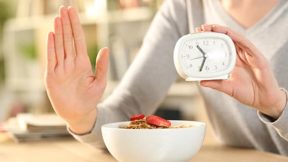 El estudio masivo que reveló si el ayuno intermitente puede provocar cansancio mental y otros perjuicios