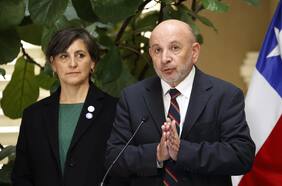 A ver... ¿quién es doctor en la crisis de Salud? Protagonismo del senador Castro (PS) incomoda a la ministra Aguilera