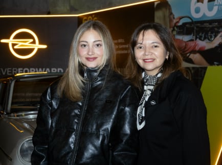 Florencia Araneda, embajadora de Opel; Lorena Solís, gerente de Marketing y Comunicaciones de Stellantis.