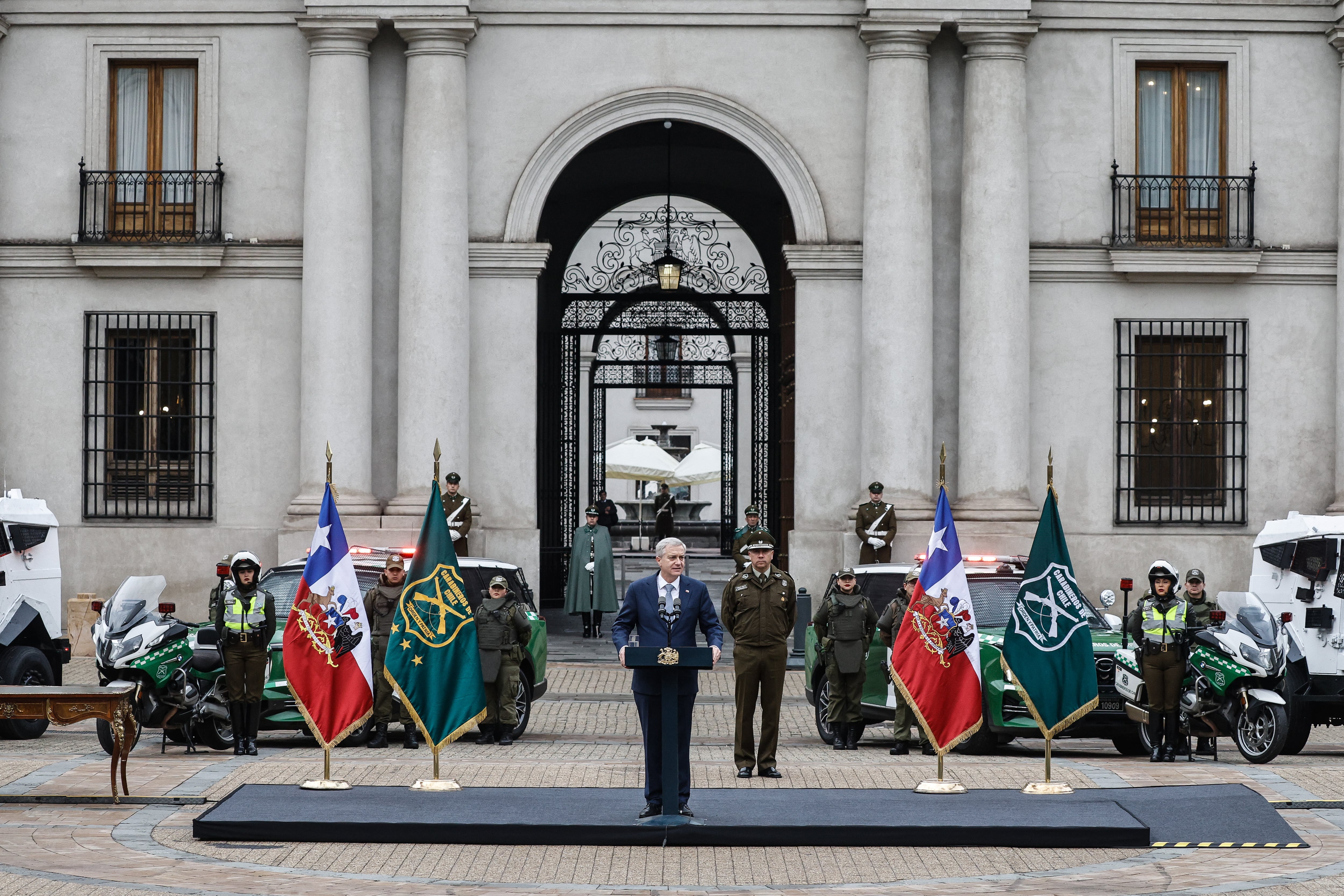 Indicaciones a proyecto de Boric, inversión de $100 mil millones, más sueldo y bono por riesgo: las claves del anuncio del gobierno a Carabineros
