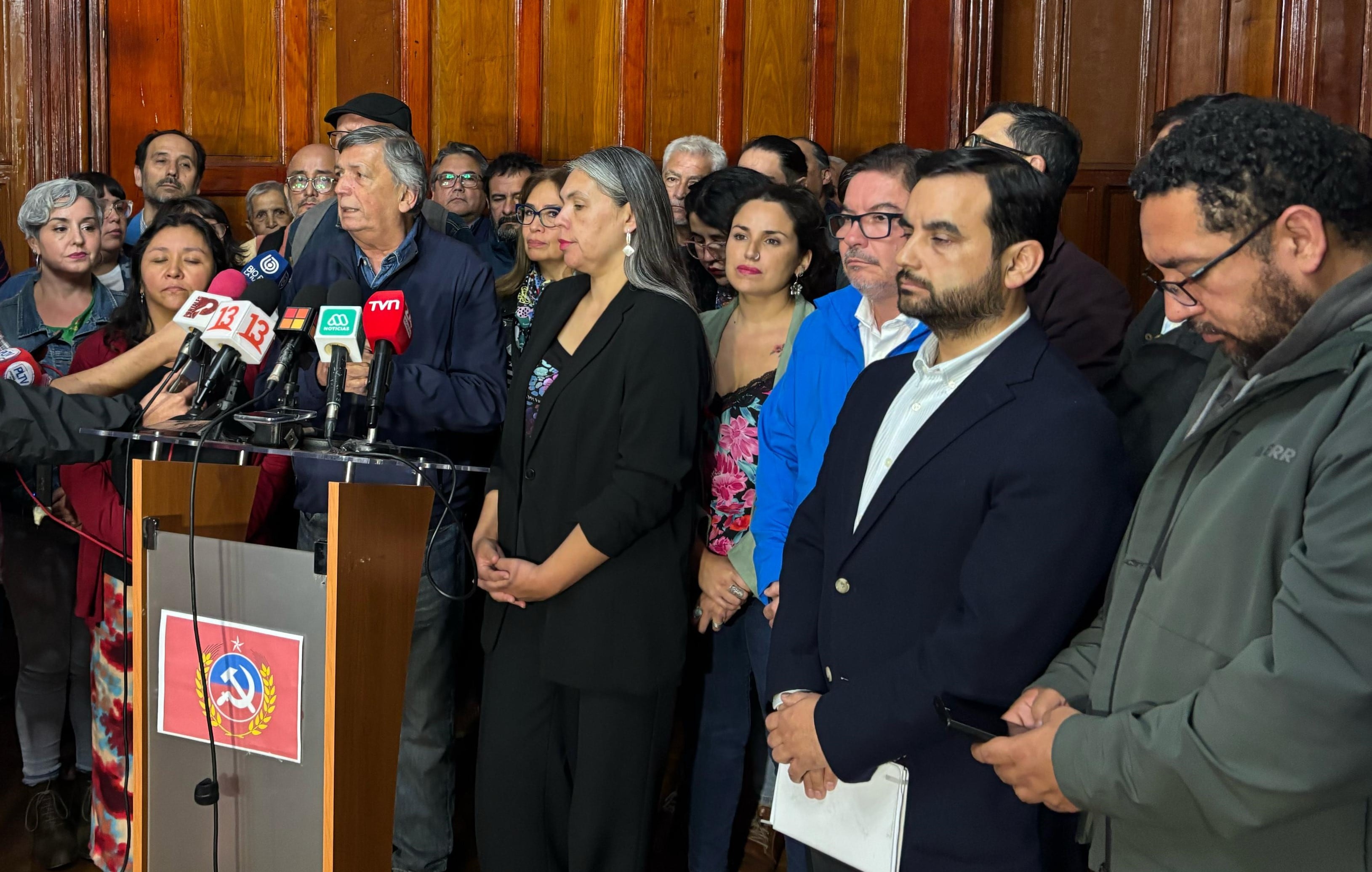 Tras un tenso debate, la noche del sábado 5 de abril, Carmona informó que Jara sería la candidata del PC en las primarias. En un rincón, el senador Núñez escucha el frío mensaje del timonel comunista.