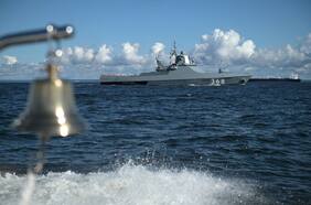 Buque de guerra ruso lanza disparos de advertencia contra un carguero en el mar Negro