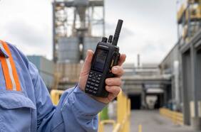 ¿Qué son las Pruebas ALT y cómo garantizan que las Radios Motorola funcionan al máximo rendimiento durante al menos 5 años?
