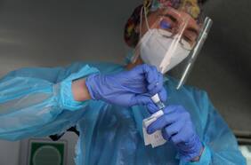 Minsal reporta sobre mil nuevos contagios Covid y positividad se cifra por segundo día bajo el 10%