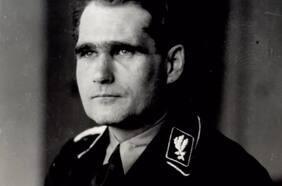 Locura, racismo y fanatismo: Rudolf Hess, la insólita historia del hombre que quiso acabar con la II Guerra Mundial en paracaídas