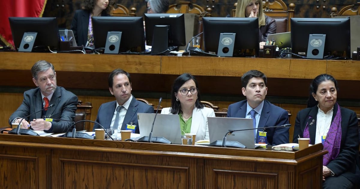 El Consejo Fiscal Autónomo se enfrenta a las propuestas económicas de Jara y Kast: un choque de visiones sobre la sostenibilidad fiscal