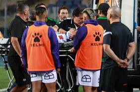 Susto en el inicio del Ascenso: jugador de Temuco es retirado en ambulancia tras duro golpe en la cabeza ante Concepción